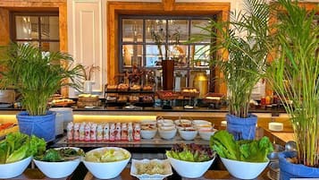 2 restaurantes, se sirven desayunos, comidas y cocina mediterránea