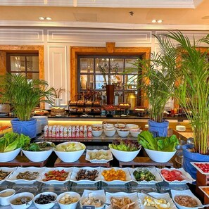 2 restaurantes; se sirve desayuno, almuerzo y cena; cocina mediterránea