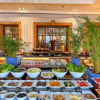 2 restaurantes; se sirve desayuno, almuerzo y cena; cocina mediterránea