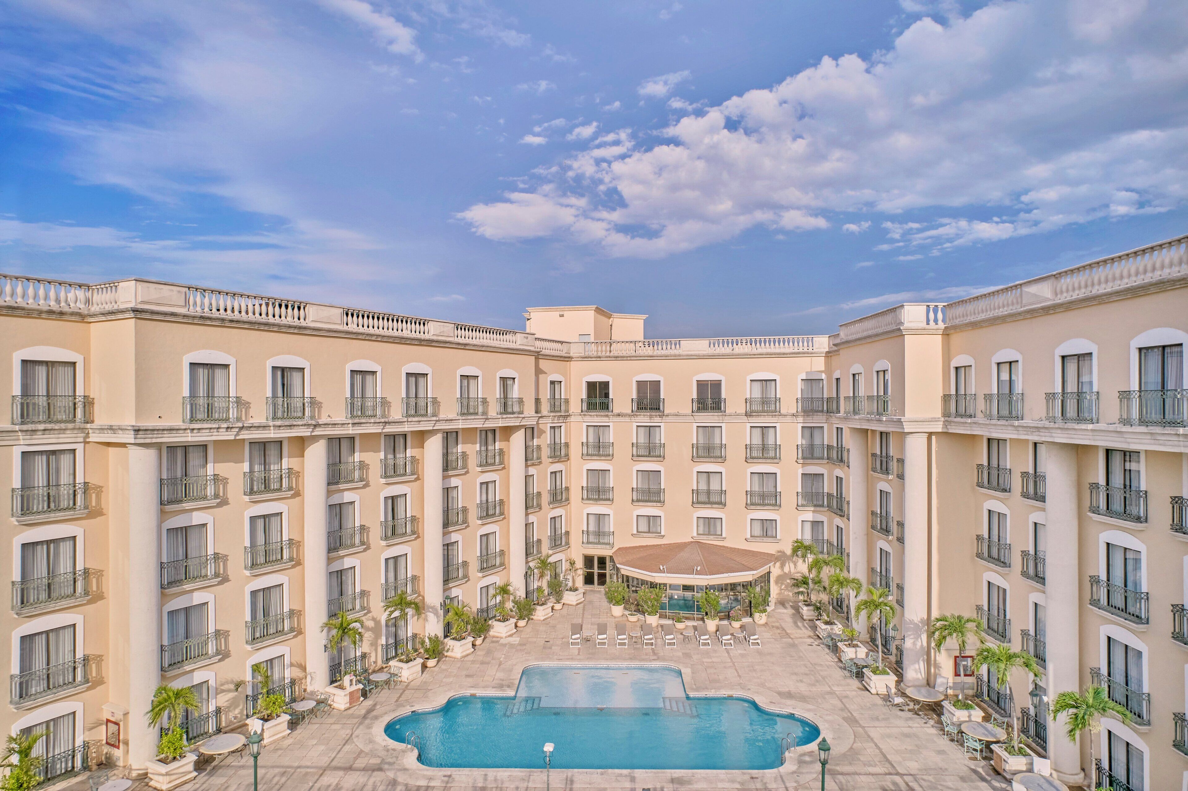 Alberca al aire libre, sombrillas en la alberca y camastros 