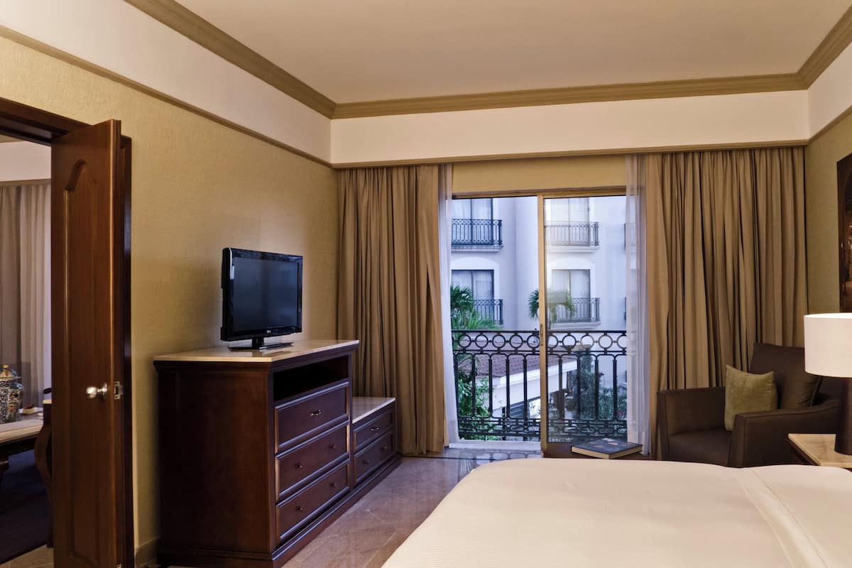 Junior Suite, 1 King Bed | Minibar, in-room safe, desk, laptop workspace