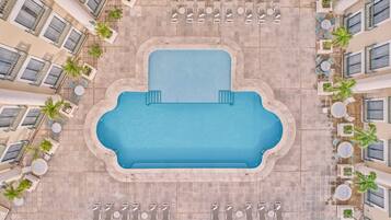 Piscina externa, funciona das 8h às 20h, guarda-sóis, espreguiçadeiras