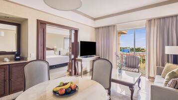 Suite Junior, 1 Tempat Tidur King | Area keluarga | Televisi layar datar 55-inci dengan saluran TV satelit