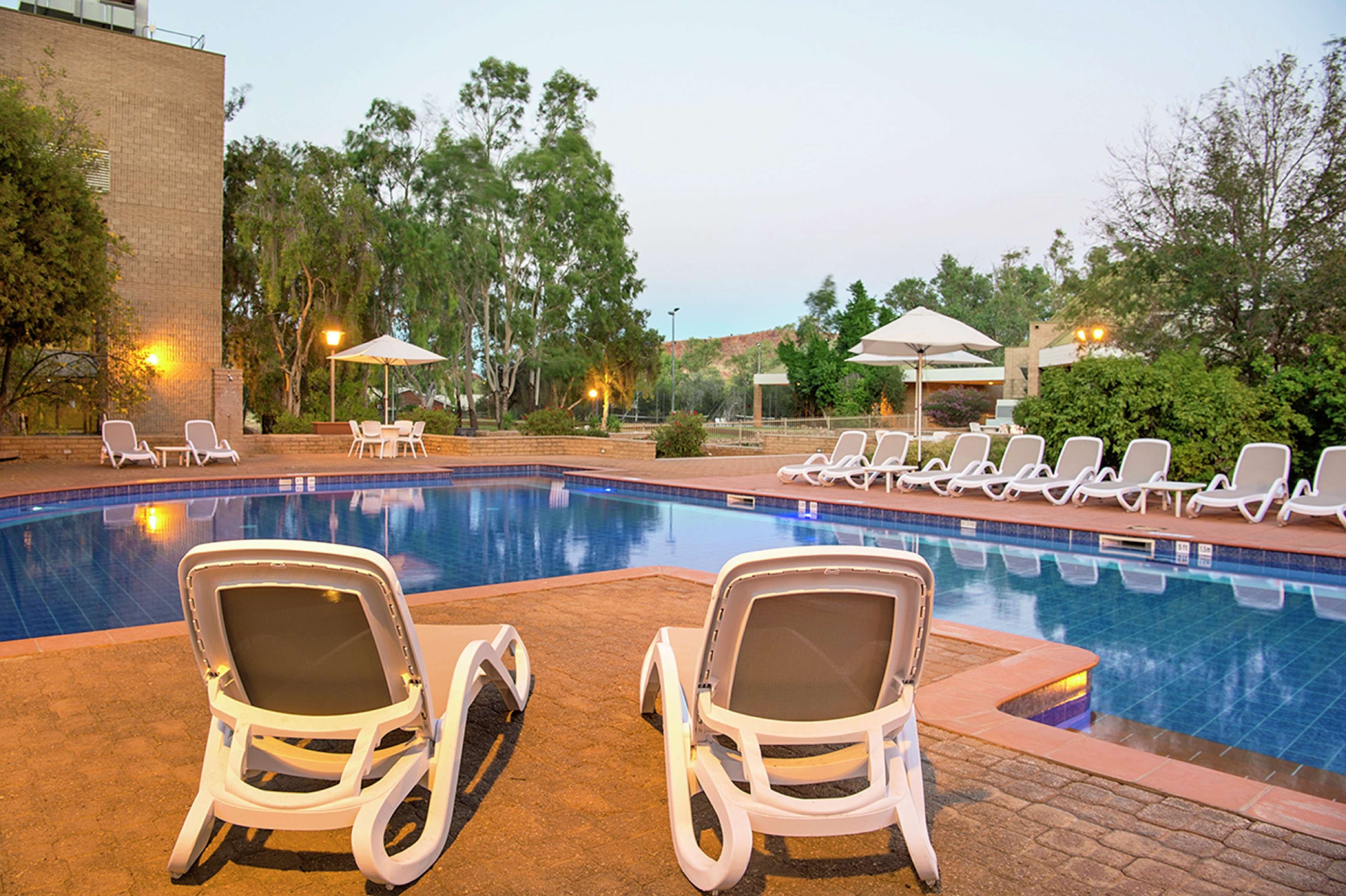 Utendørsbasseng og solsenger