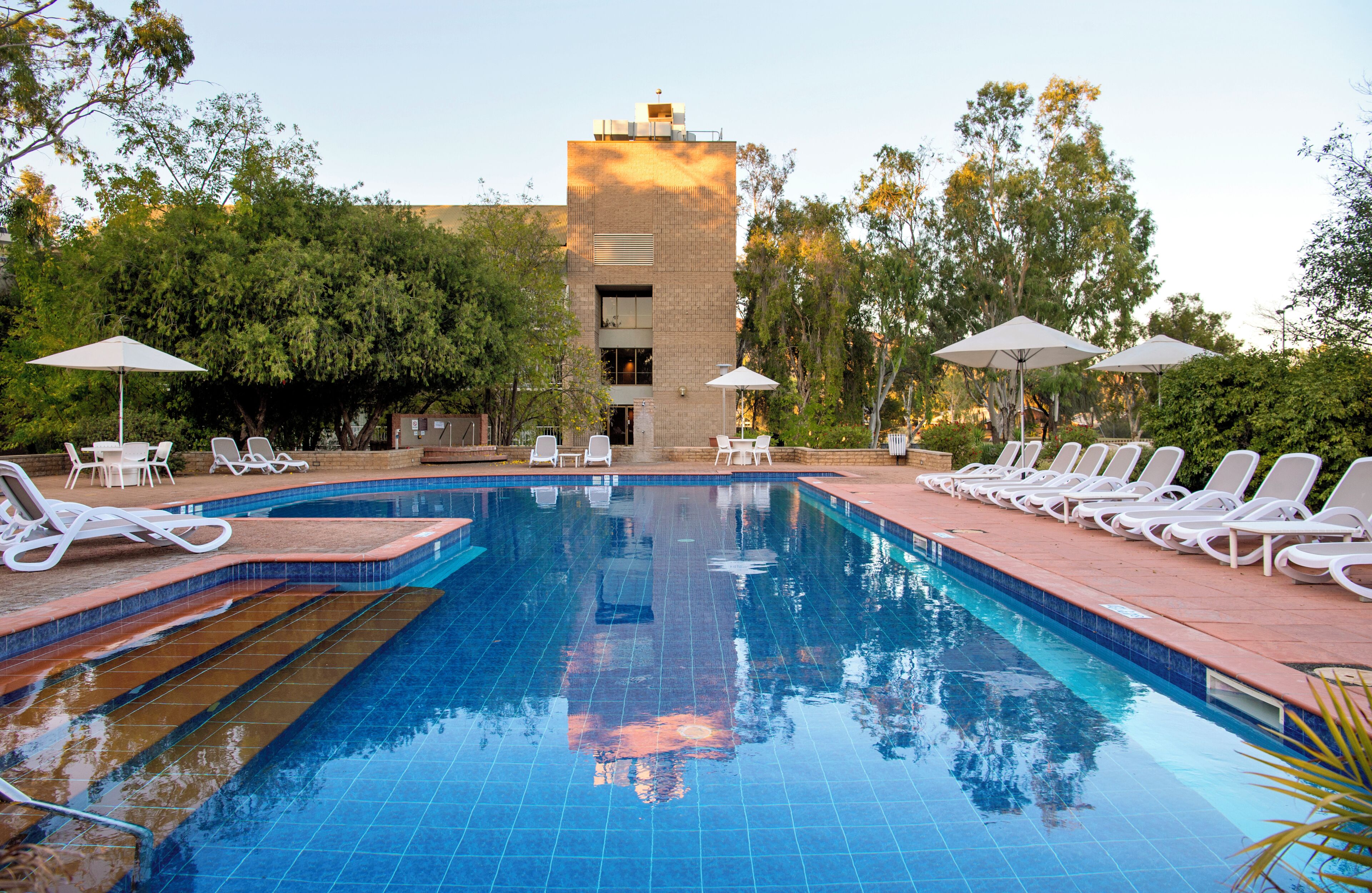 Piscine extérieure, chaises longues