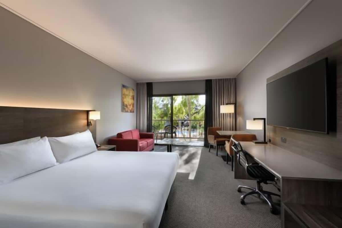 Minibar, in-room safe, desk, laptop workspace