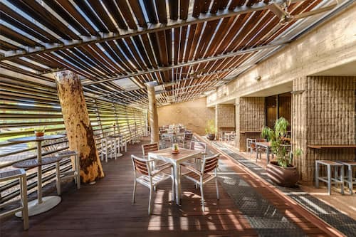 2 bars/lounges, gastropub