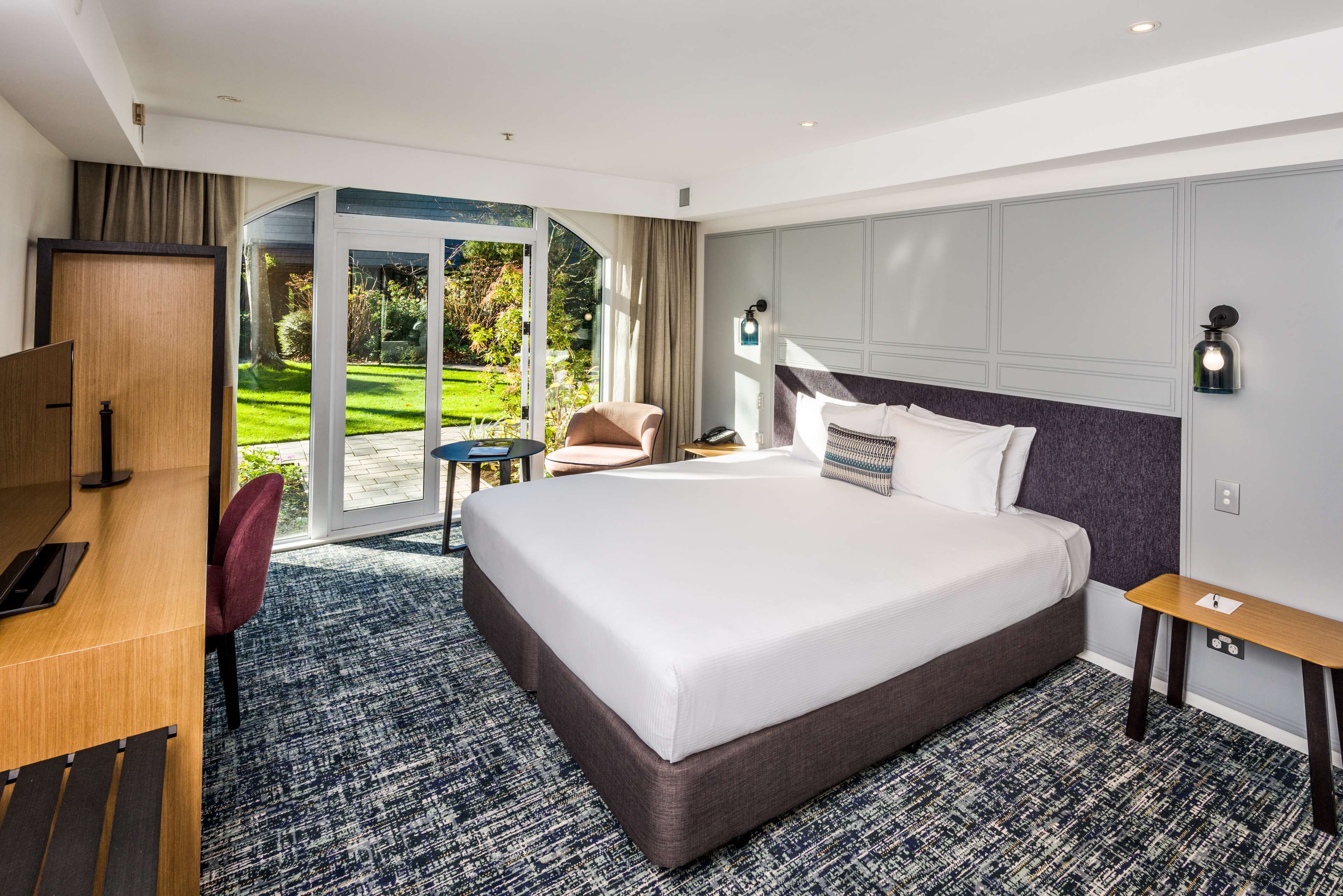 Deluxe kamer, 1 kingsize bed, niet-roken | Donsdekens, een kluis op de kamer, individueel gemeubileerd, een bureau