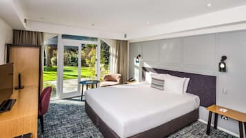 Deluxe kamer, 1 kingsize bed, niet-roken | Donsdekens, een kluis op de kamer, individueel gemeubileerd, een bureau