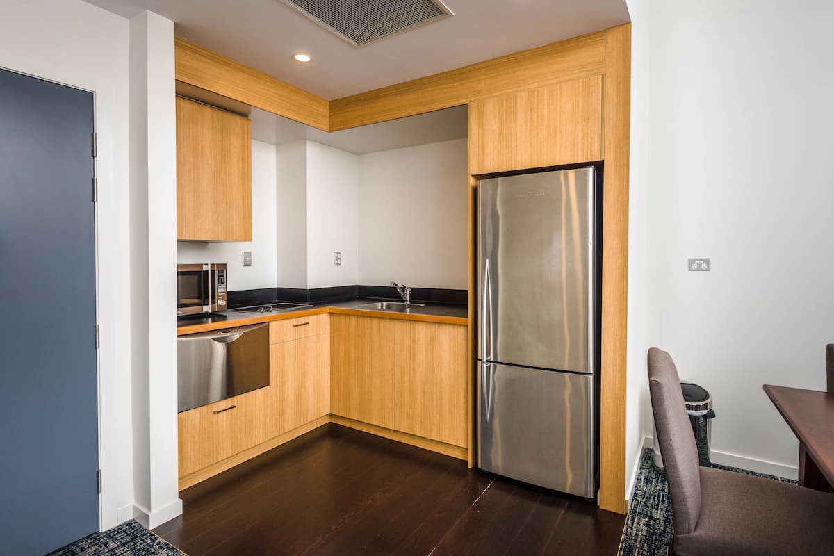 suite, 1 king bed, non smoking (hagley) | living area | 21-inch tv with satellite channels