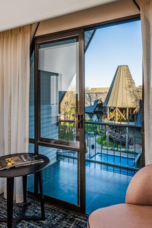 Deluxe Room, 1 King Bed, Balcony | Living area