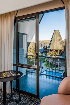 Deluxe-Zimmer, 1 King-Bett, Balkon | Wohnbereich | 21-Zoll-Fernseher mit Satellitenempfang