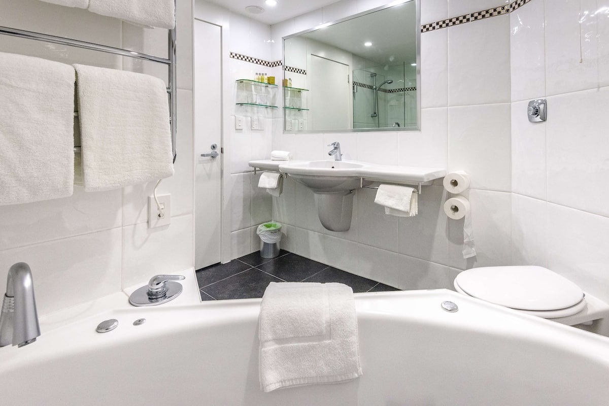 junior suite, 1 king bed, non smoking | bathroom | free toiletries, hair dryer, towels