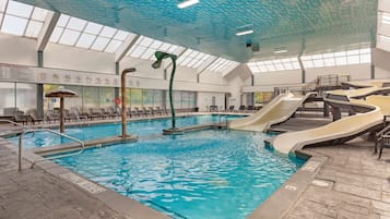 Inomhuspool med öppettider 08.00 till 22.00, och solstolar