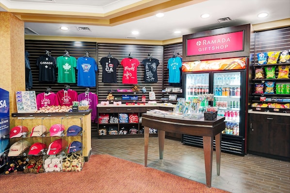 Una tienda de regalos con productos de Canadá, incluyendo camisetas, gorras y osos de peluche.