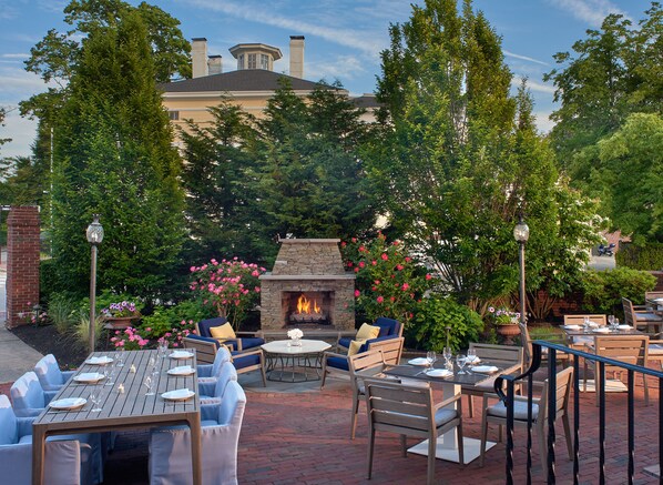 Petit déjeuner et dîner servis sur place, spécialités Cuisine américaine