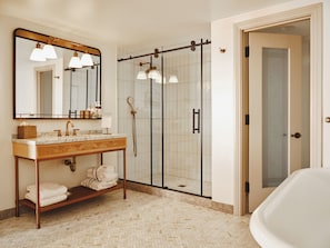 Suite, foyer (Breakers Mansion) | Salle de bain | Ensemble baignoire-douche, articles de toilette écologiques
