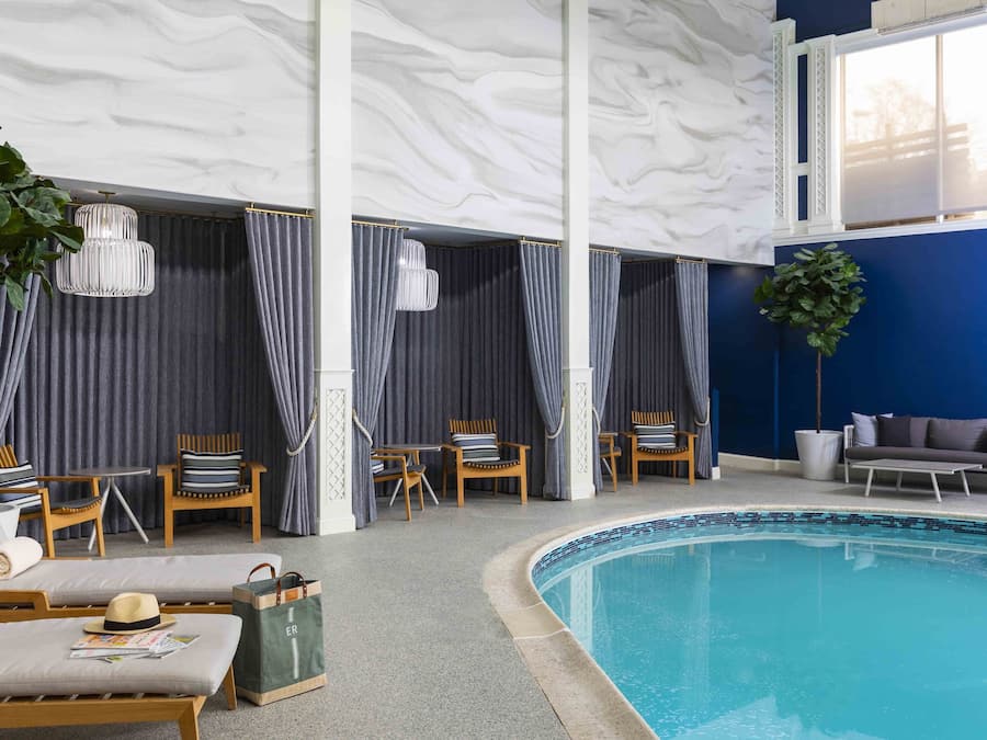 Una piscina cubierta (de 08:00 a 22:00), cabañas de piscina gratuitas