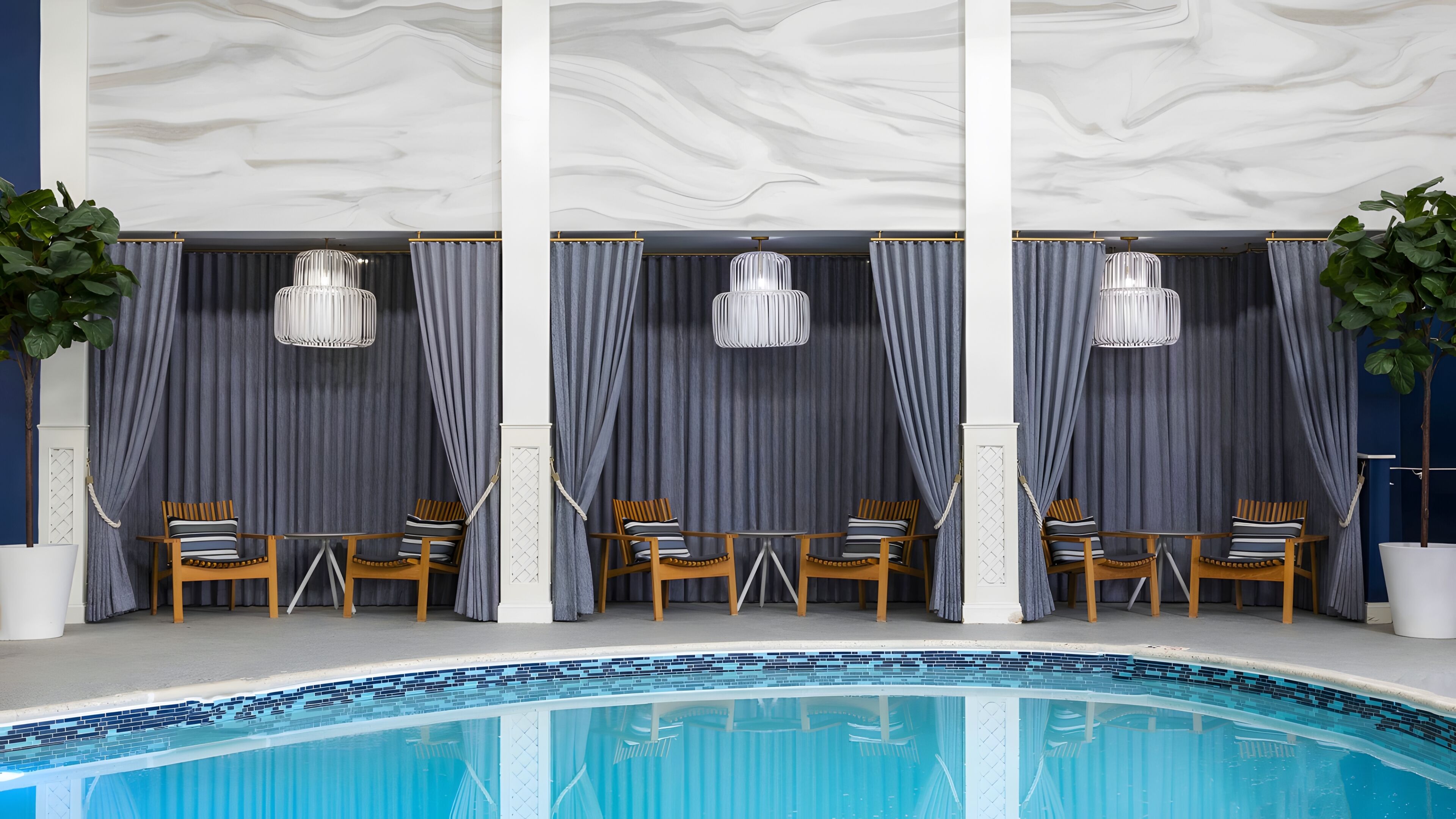 Piscine couverte, cabanons gratuits, chaises longues