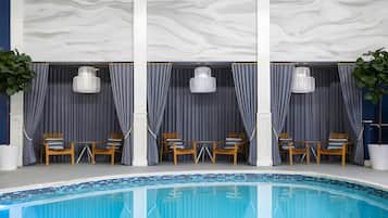 Piscine couverte, cabanons gratuits, chaises longues
