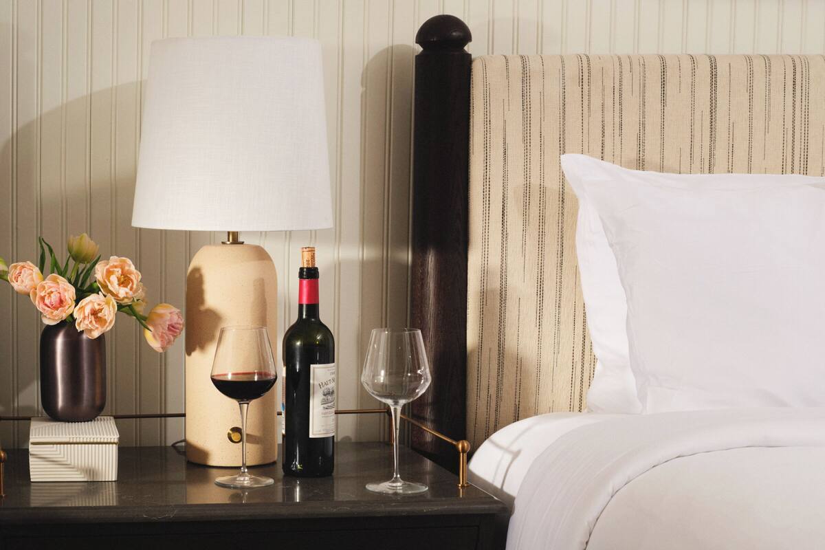 Standard Room, 1 King Bed (Bellevue) | Premium bedding, down comforters, pillowtop beds, in-room safe