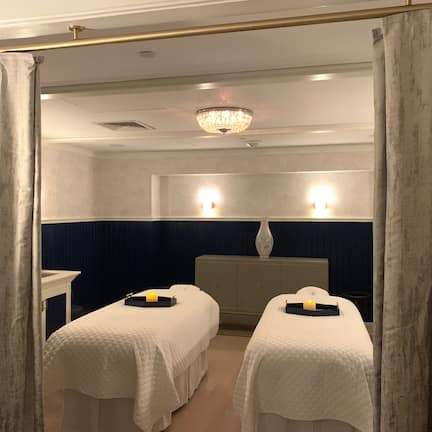 Couples treatment rooms, sauna, hot tub, aromatherapy