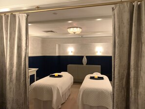 Couples treatment rooms, sauna, hot tub, aromatherapy