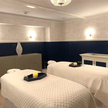 Couples treatment rooms, sauna, hot tub, aromatherapy