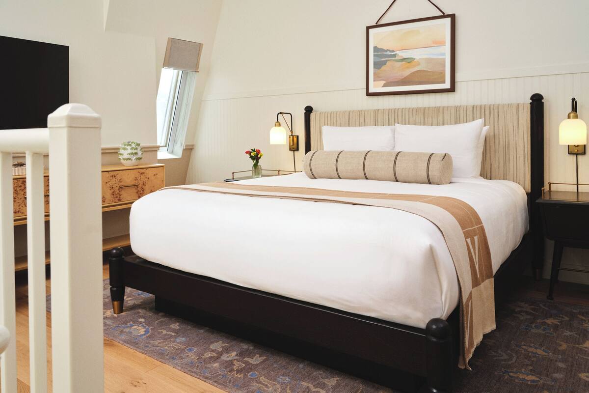 Suite (Belcourt 2 Level) | Premium bedding, down comforters, pillowtop beds, in-room safe