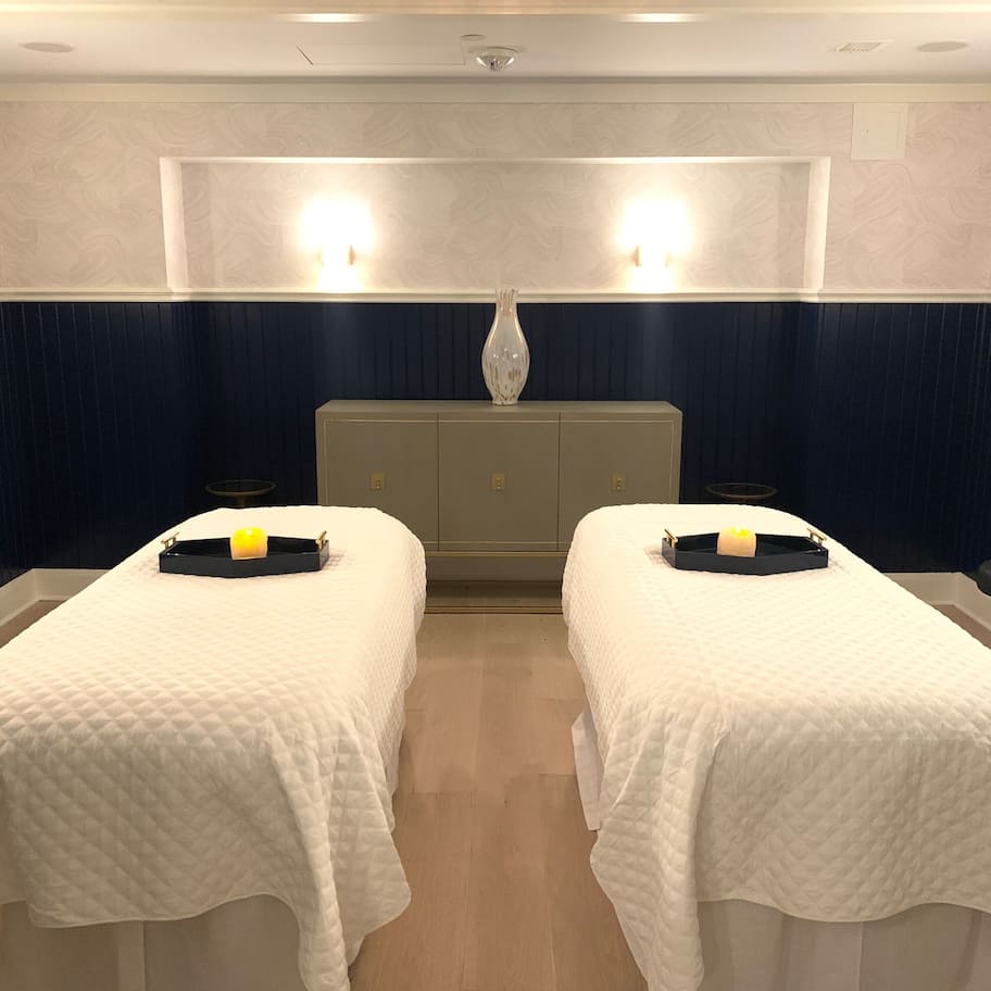 Couples treatment rooms, sauna, hot tub, aromatherapy