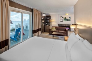 Una cassaforte in camera, una scrivania, ferro/asse da stiro