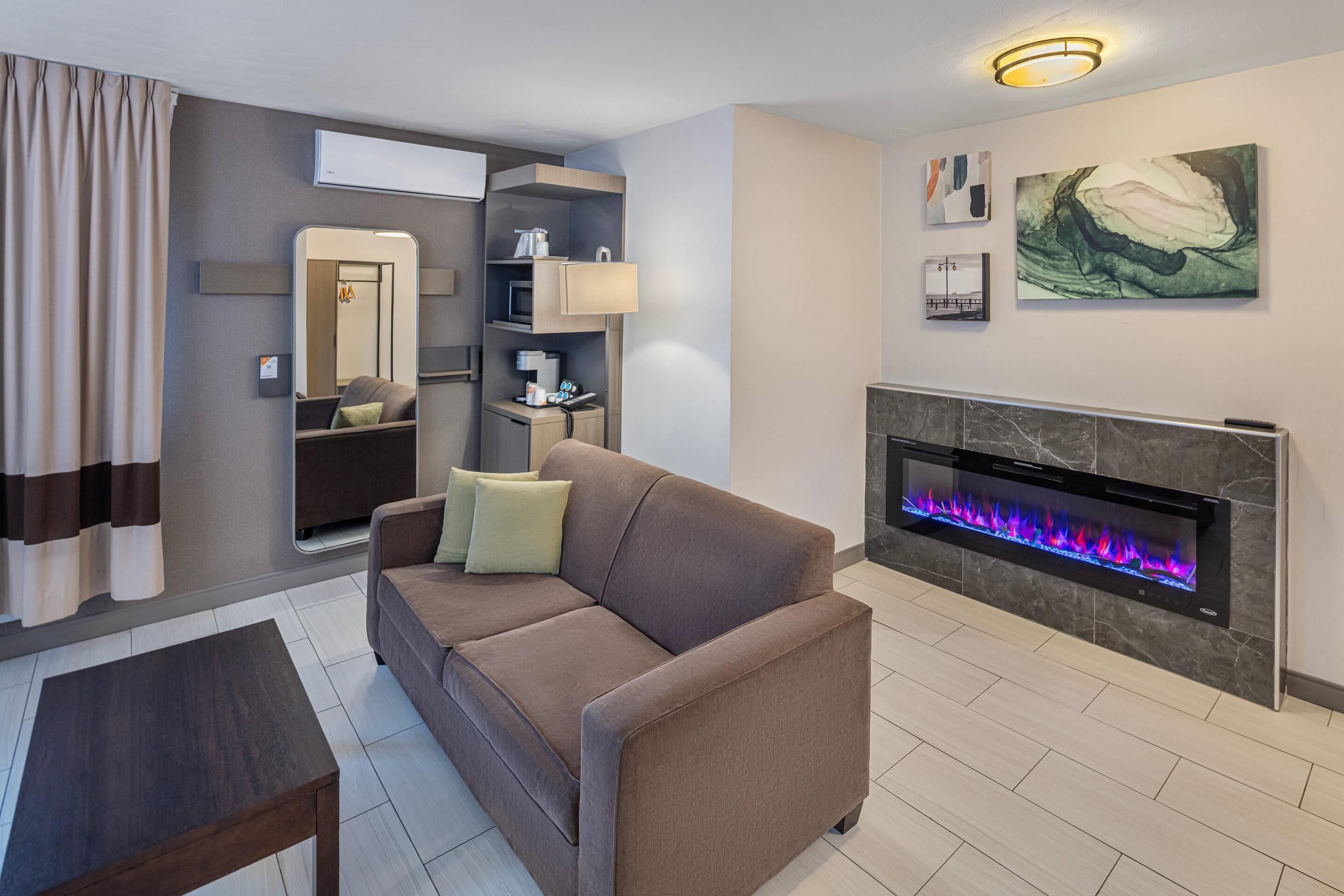 Caja fuerte, escritorio, tabla de planchar con plancha y cunas gratuitas