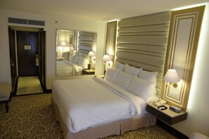 Deluxe Room, 1 King Bed, Smoking | Minibar, in-room safe, desk, laptop workspace - Marriott Karachi Hotel (Karachi)