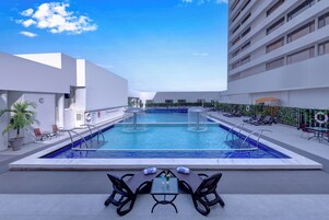 Una piscina cubierta, una piscina al aire libre