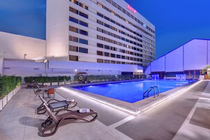Una piscina techada, una piscina al aire libre