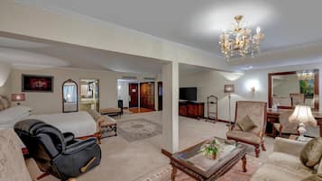 Presidential-Suite, 1 Schlafzimmer, Raucher | Minibar, Zimmersafe, Schreibtisch, laptopgeeigneter Arbeitsplatz