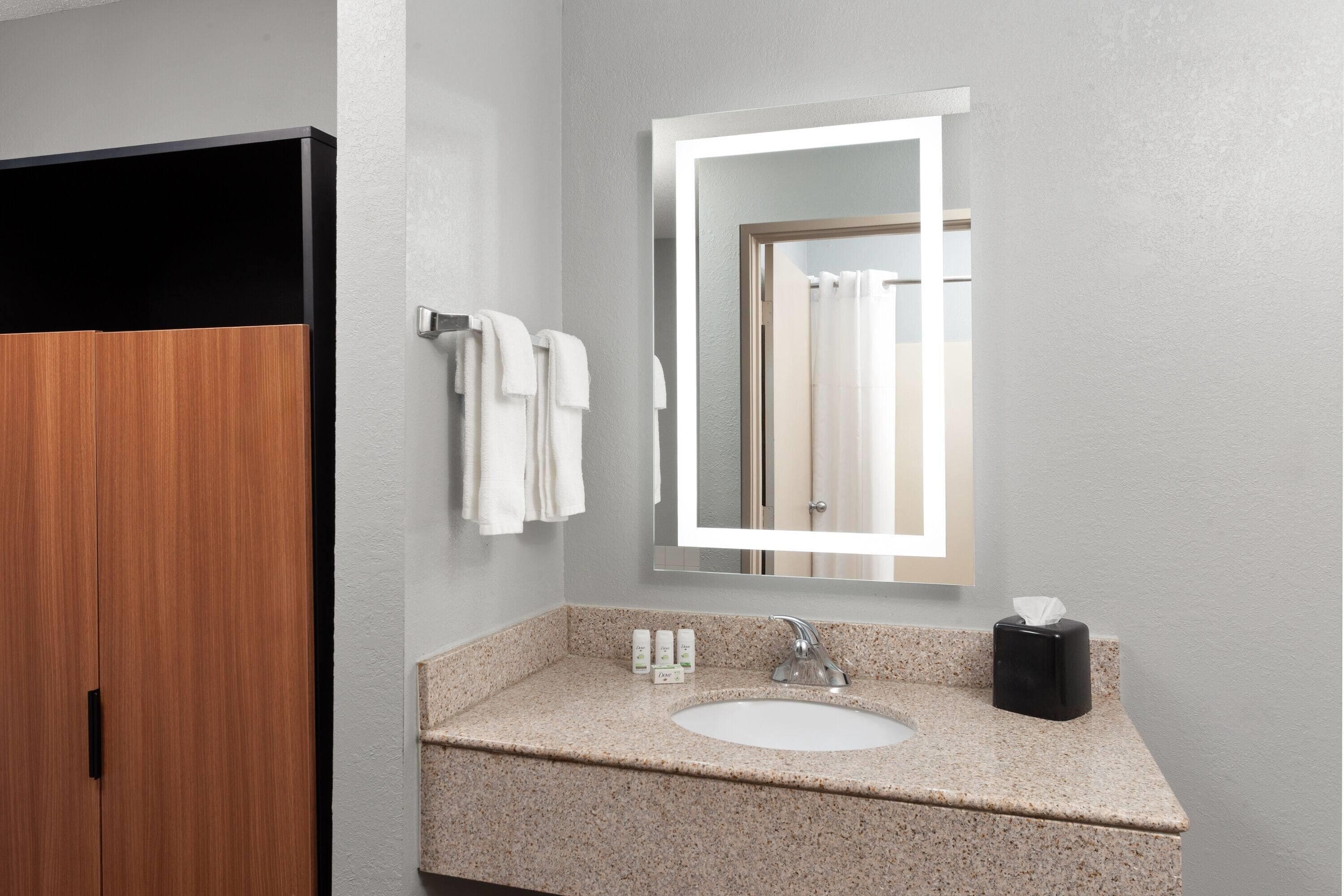 Combined shower/bathtub, hair dryer, towels