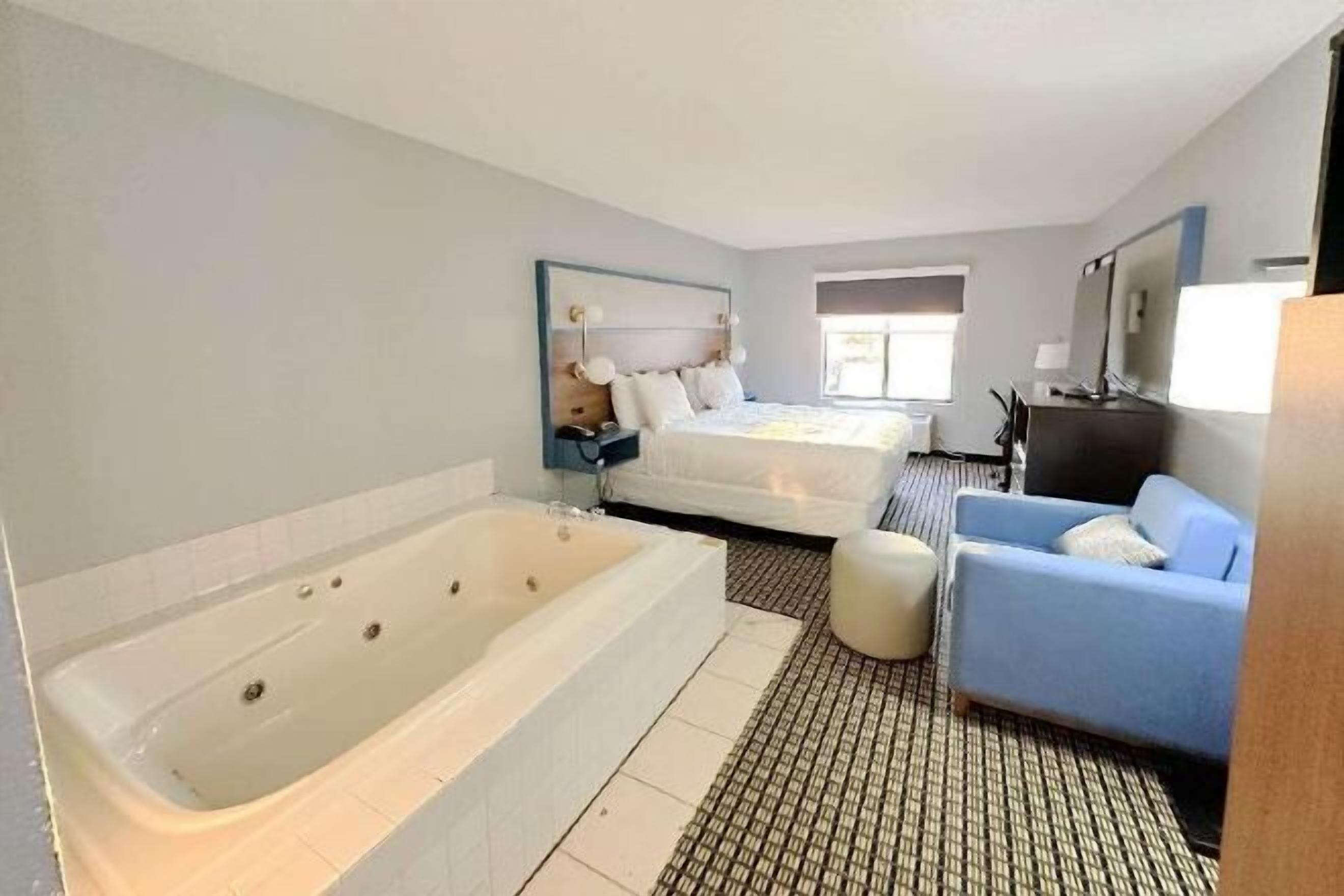 Desk, soundproofing, iron/ironing board, free WiFi