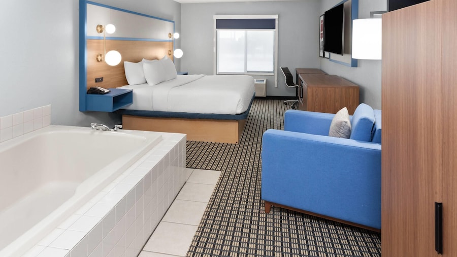 AmericInn by Wyndham Reedsburg