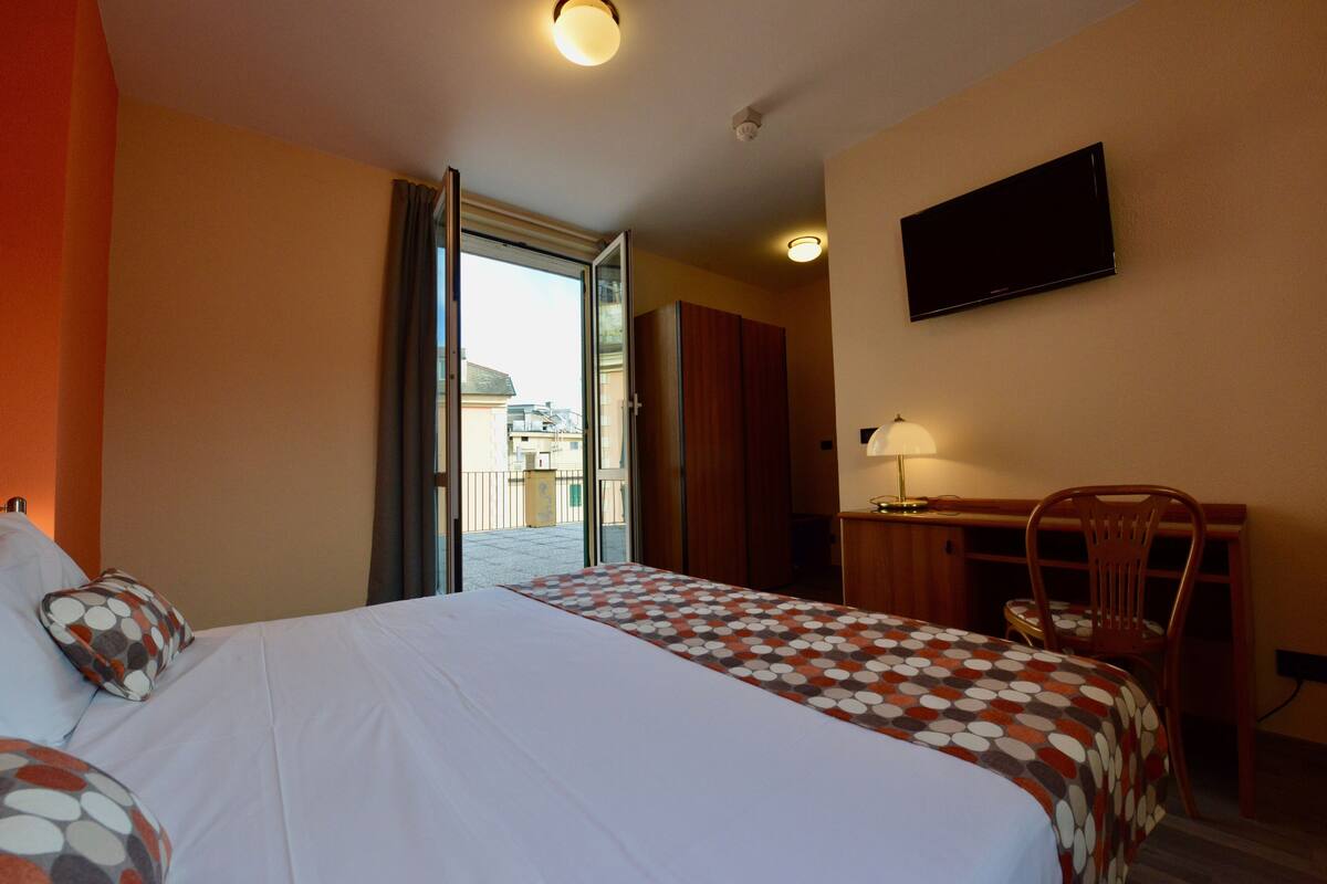 Ropa de cama de alta calidad y minibar 