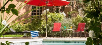 Una piscina al aire libre de temporada