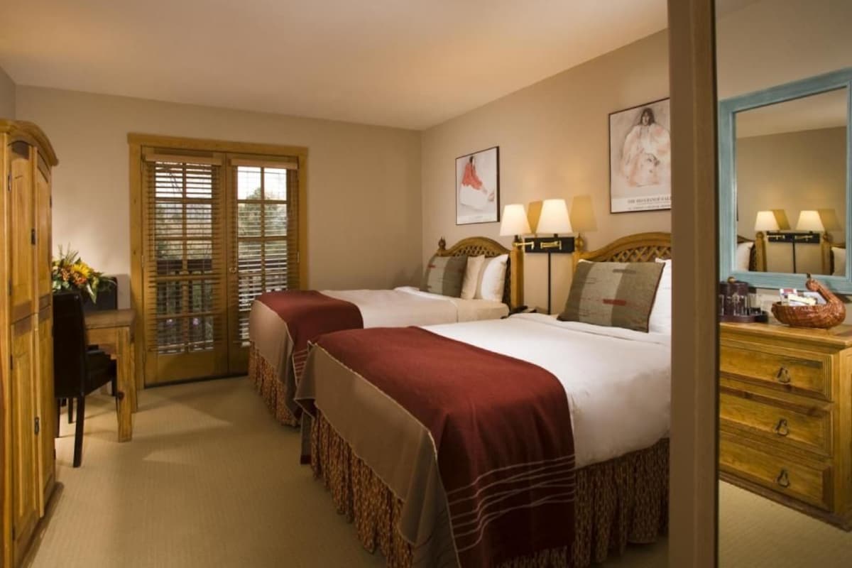 Premium bedding, pillowtop beds, minibar, in-room safe
