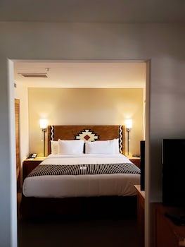 Suite (Santa Fe) | Premium bedding, pillowtop beds, minibar, in-room safe at Hotel Santa Fe