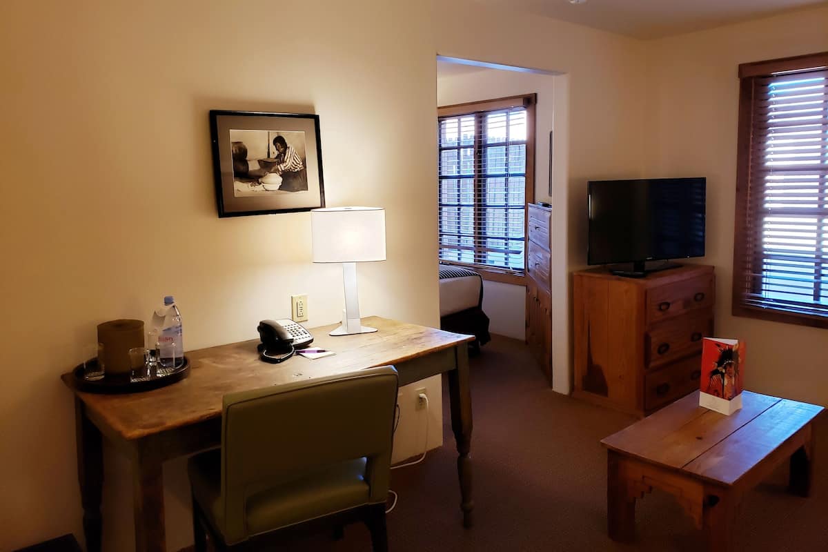 Suite (Santa Fe) | Living area | 32-inch LCD TV with satellite channels, TV, pay films