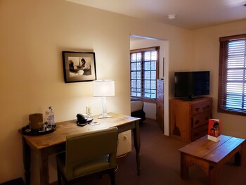 Suite (Santa Fe) | Living area | 32-inch LCD TV with satellite channels, TV, pay movies at Hotel Santa Fe