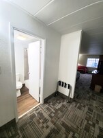 办公桌、笔记本电脑工作区、熨斗/熨板、免费 WiFi