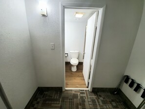 Standard Room, 1 King Bed, Non Smoking | Bathroom | Combined shower/tub, towels, soap, shampoo