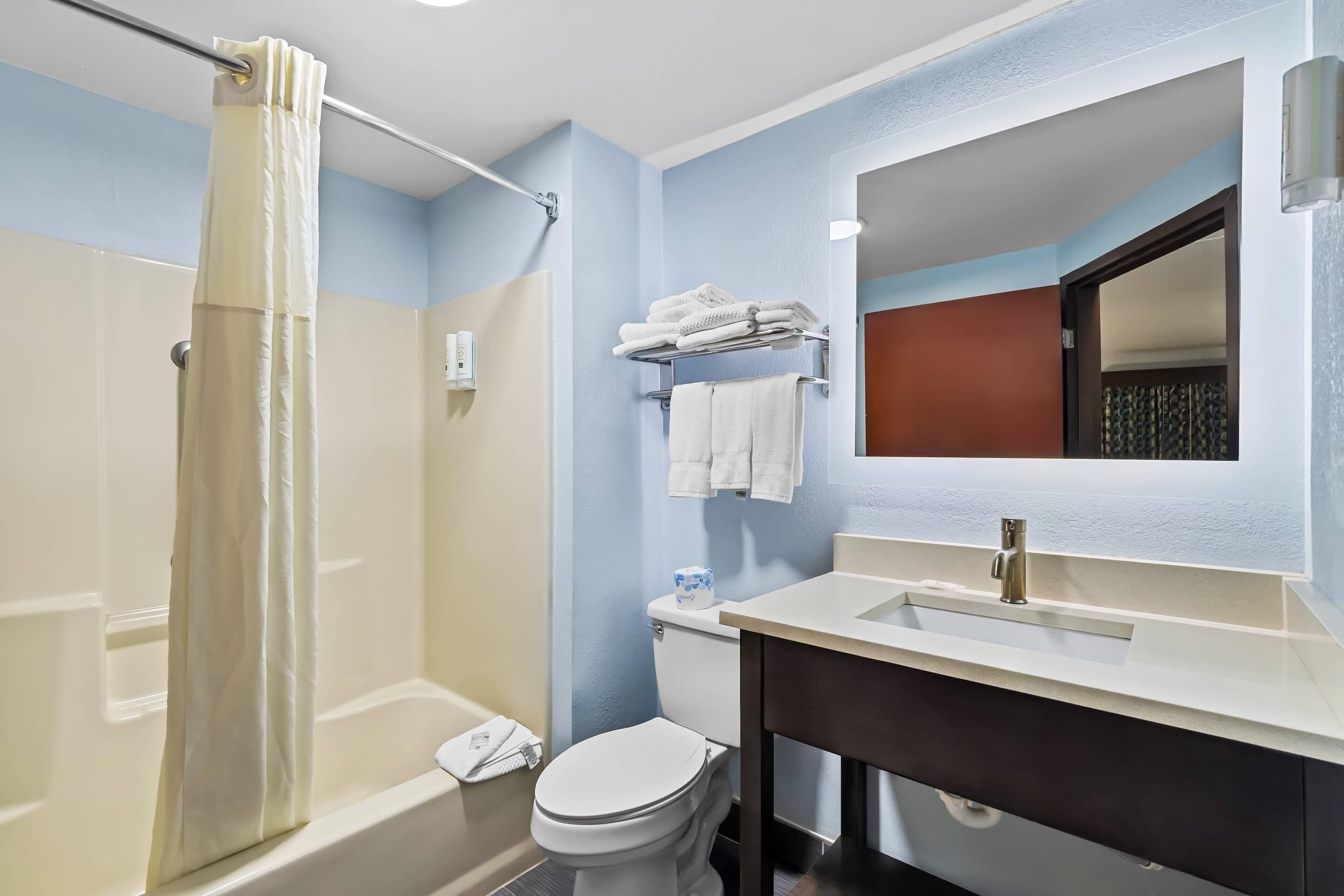 Une salle de bain avec une baignoire, des toilettes et un lavabo.