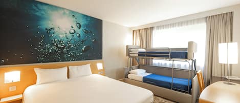 Standaard kamer, meerdere bedden | Individueel gemeubileerd, een bureau, een laptopwerkplek