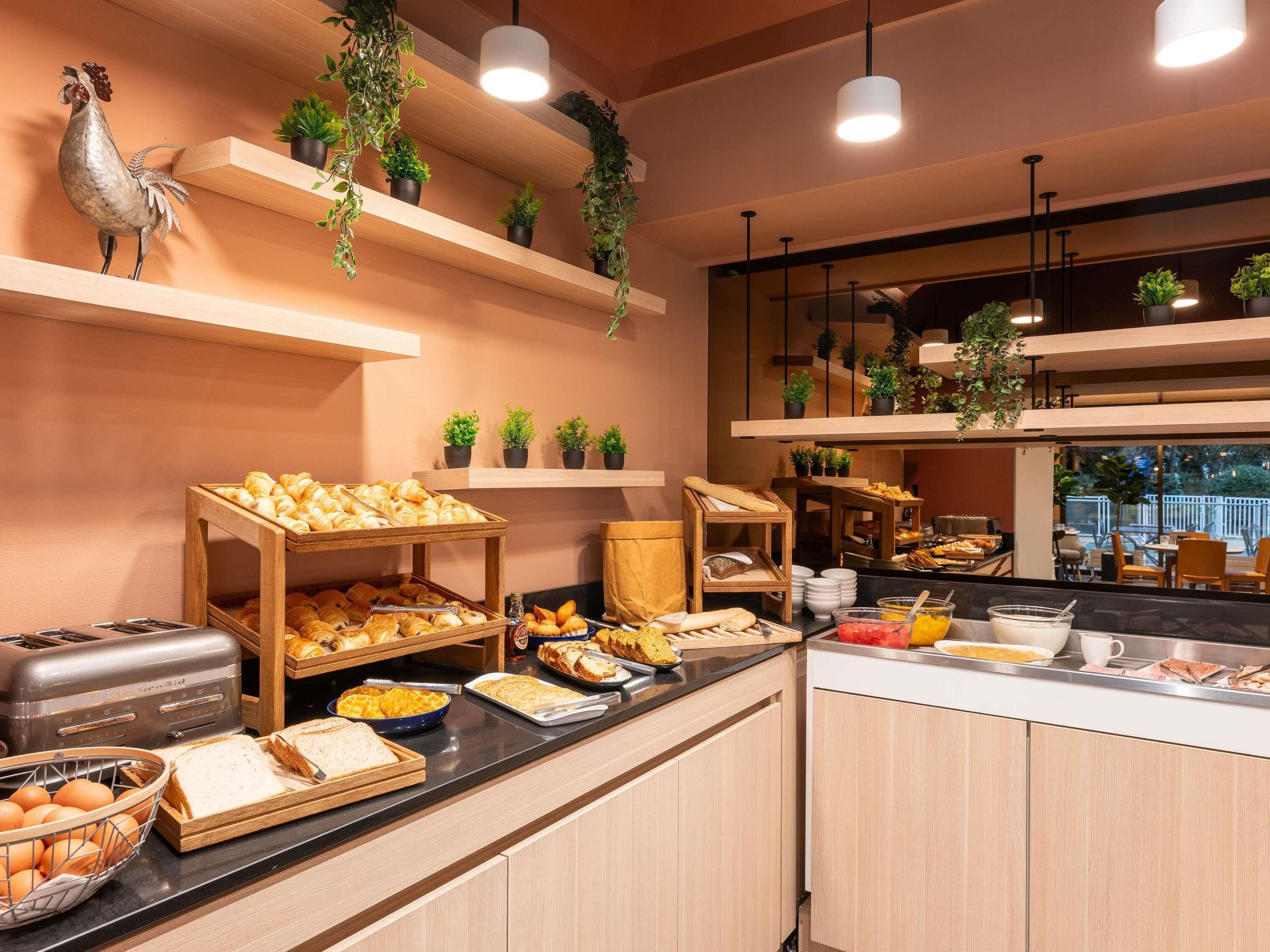 Un bufé de desayuno con diversas opciones de comida y un tostador.